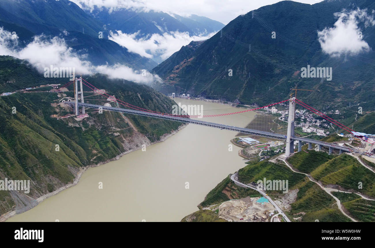 Il ponte Xingkangte su una superstrada che collega Ya'una città e contea di Kangding è sotto costruzione sopra il fiume Dadu in Luding county, Ganzi Tibeta Foto Stock