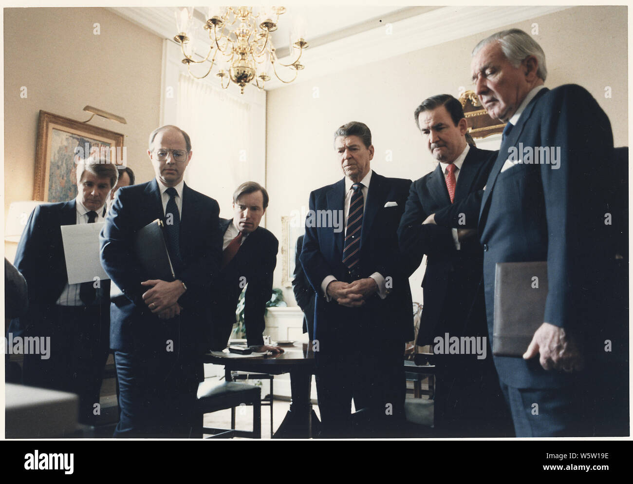 Fotografia del Presidente Reagan e il suo staff di guardare un replay televisiva dello Space Shuttle Challenger esplosione Foto Stock