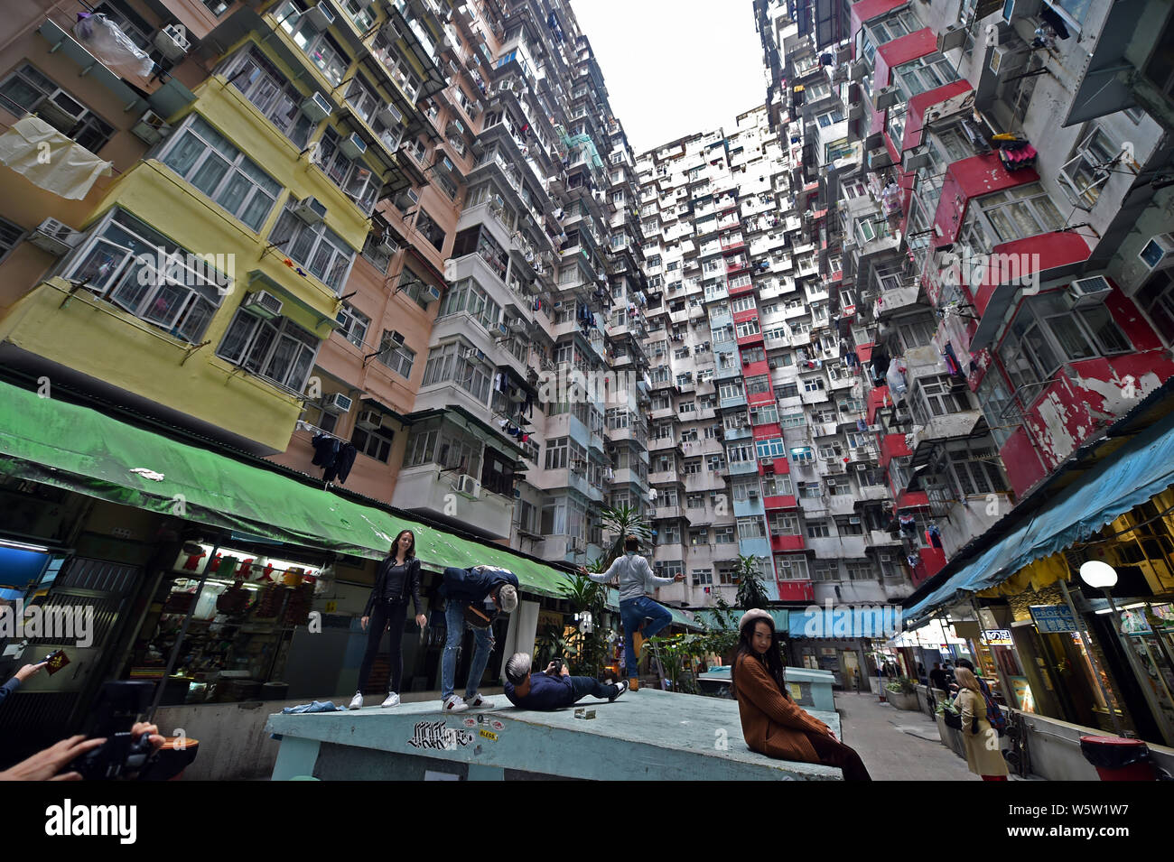 Vista del Monster edificio (Yik Cheong edificio), uno di Hong Kong di più siti Instragrammable, noto per il suo incredibilmente denso e impilati appartamenti, ho Foto Stock