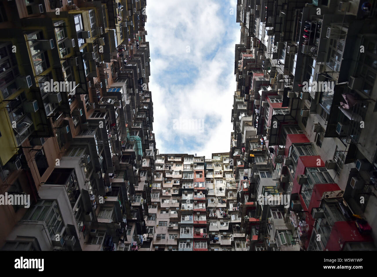 Vista del Monster edificio (Yik Cheong edificio), uno di Hong Kong di più siti Instragrammable, noto per il suo incredibilmente denso e impilati appartamenti, ho Foto Stock