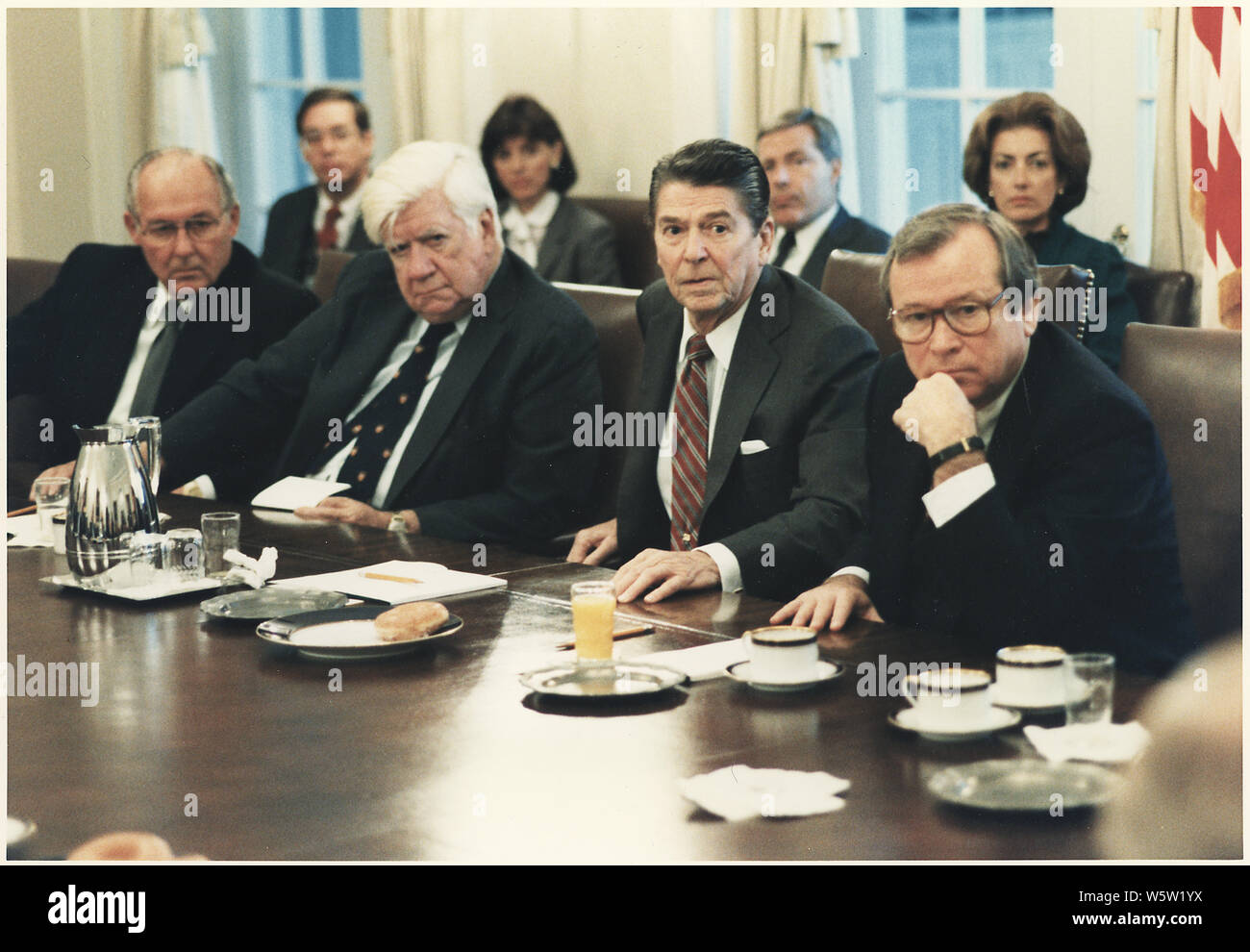 Fotografia del Presidente Reagan incontro con il Congresso sulla invasione di Grenada nel cabinet room Foto Stock