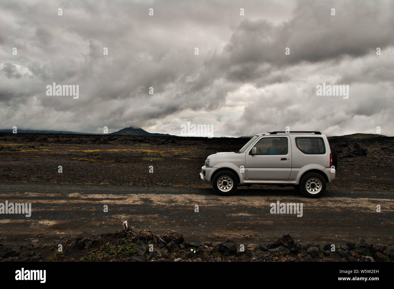 Un 4x4 auto in off-road route attraverso l entroterra di Islanda attraverso la ghiaia e strade di pietra attraverso paesaggi spettacolari. Foto Stock