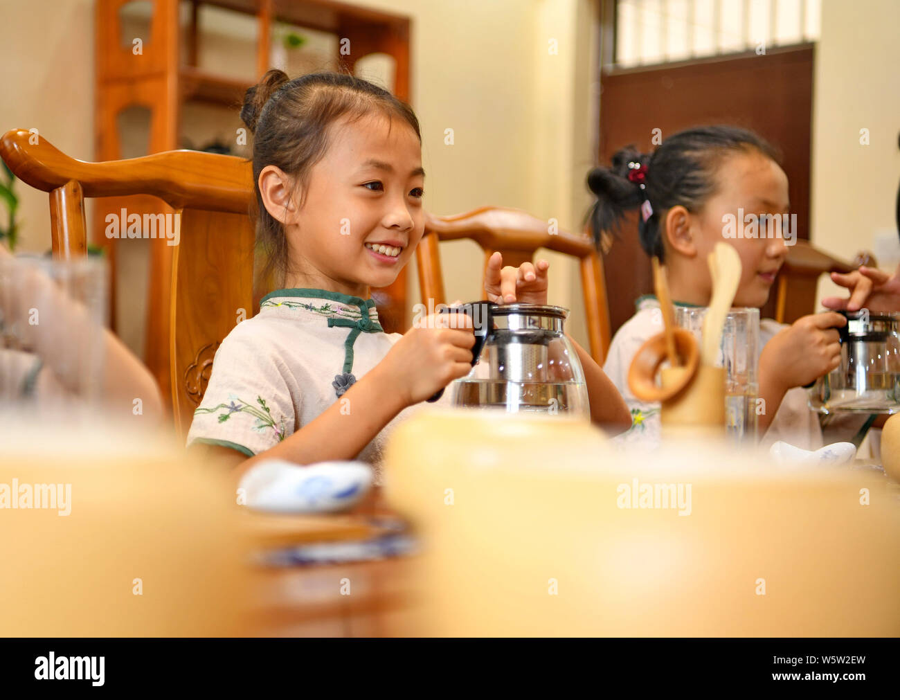 Shijiazhuang cinese nella provincia di Hebei. Il 30 luglio, 2019. I bambini a imparare l arte del tè durante una vacanza estiva workshop ad attività extracurricolari centro in Laoting County, a nord della Cina di nella provincia di Hebei, 30 luglio 2019. Credito: Yang Shiyao/Xinhua/Alamy Live News Foto Stock