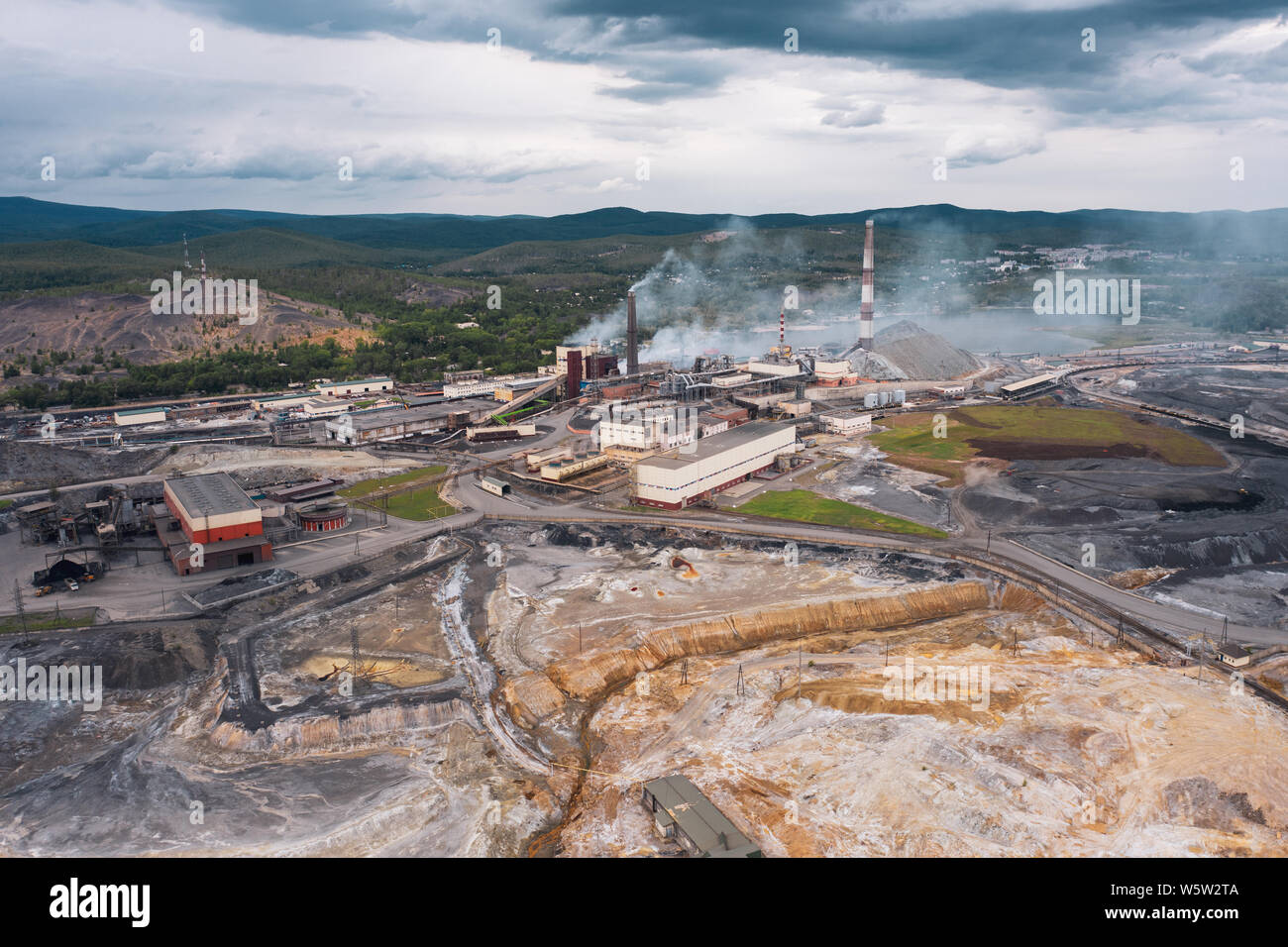 Terreni inquinati, sito industriale, impianto di rame; problema di ammodernamento e ristrutturazione; la contaminazione dell'aria e gas nocivi delle emissioni; zona di eco Foto Stock