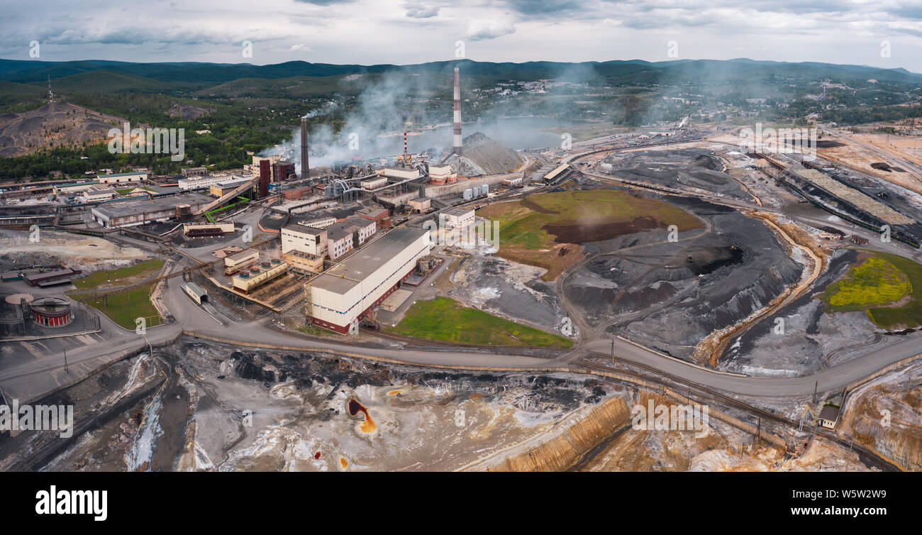 Terreni inquinati, sito industriale, impianto di rame; problema di ammodernamento e ristrutturazione; la contaminazione dell'aria e gas nocivi delle emissioni; zona di eco Foto Stock