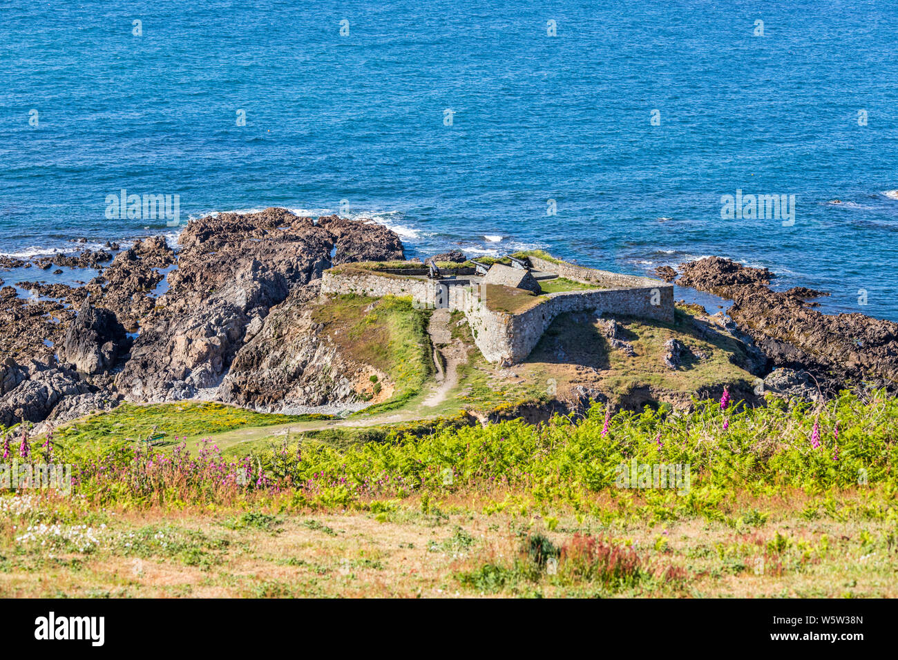 Fort Pezeries difendere Roquaine Bay vista dal promontorio Pleinmont, Guernsey, Isole del Canale della Manica UK Foto Stock