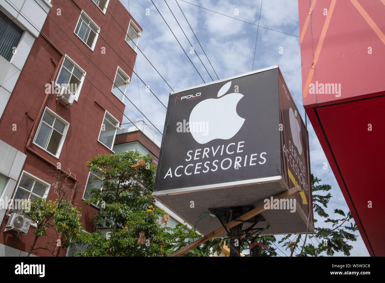 Bengaluru, India giugno 27,2019 : vista anteriore Bill board o segnaletica di Apple servizio di mobili a Bengaluru Foto Stock