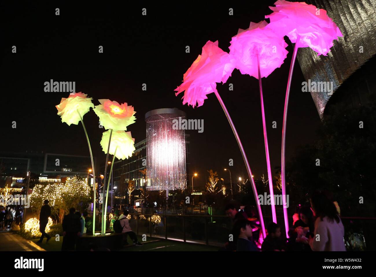 Vista delle opere d'arte illuminata sul display durante la " luce e ombra di Shanghai' illuminazione 2018 Art Festival in Cina a Shanghai, 1 dicembre 2018. Mo Foto Stock