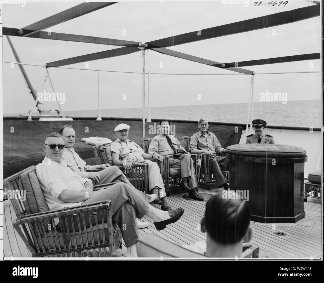 Fotografia del Presidente Truman e altri stessi prendisole sul ponte dopo del suo yacht, il Museo della Portaerei U.S.S. WILLIAMSBURG, durante una vacanza crociera da Washington a Key West, Florida: (da sinistra a destra) John R. Steelman, assistente del presidente; Charles Murphy, consulente speciale per il Presidente; il Presidente Truman; Admiral Robert Dennison, Navale Aide al Presidente; premere il Segretario Charles Ross, Comandante Donald MacDonald, comandante della Williamsburg. Foto Stock