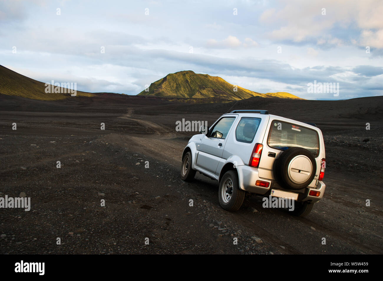 Un 4x4 auto in off-road route attraverso l entroterra di Islanda attraverso la ghiaia e strade di pietra attraverso paesaggi spettacolari. Foto Stock