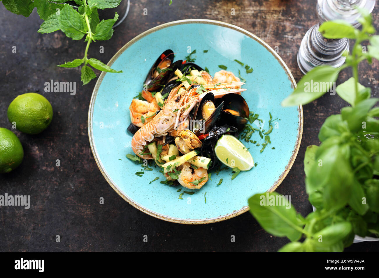 Tagliatelle di Pasta con pesce, gamberi e cozze, scampi, calamari, con aggiunta di vino bianco Foto Stock