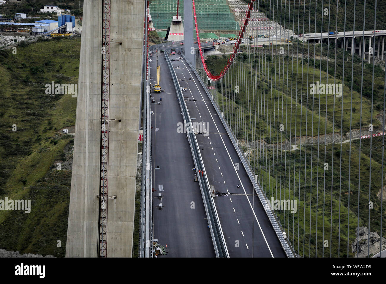 Il ponte Xingkangte su una superstrada che collega Ya'una città e contea di Kangding è sotto costruzione sopra il fiume Dadu in Luding county, Ganzi Tibeta Foto Stock