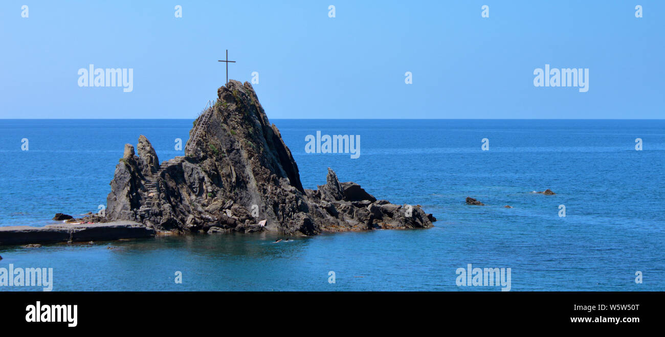 Sant'Eremo, una piccola rupe basaltica vicino alle cinque terre, Liguria, Italia Foto Stock