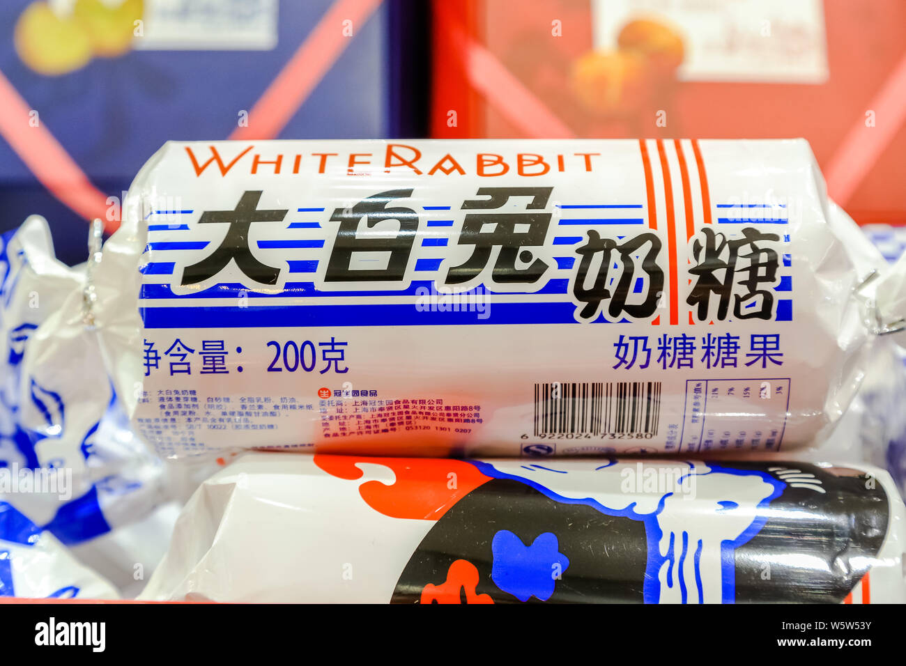 --FILE--coniglio bianco cremoso caramelle sono in vendita presso un negozio in Cina a Shanghai, 17 marzo 2016. La Warner Brothers' Bugs Bunny può facilmente offuscare la sua fe Foto Stock