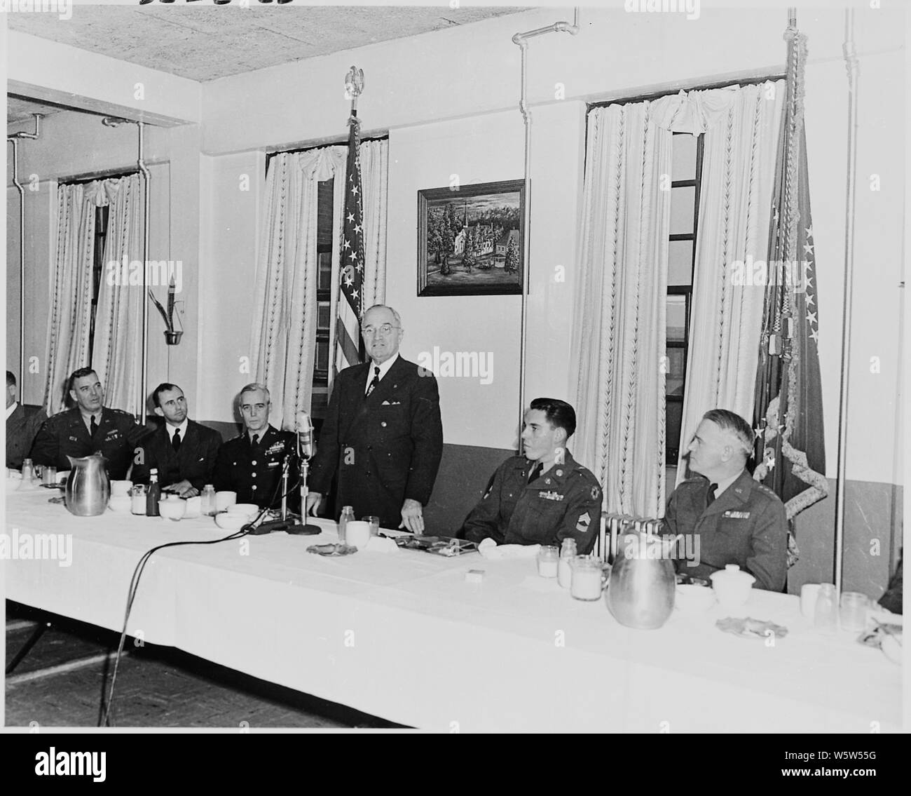 Fotografia del Presidente Truman offrendo un discorso durante la sua visita a Aberdeen Proving Ground nel Maryland. Foto Stock