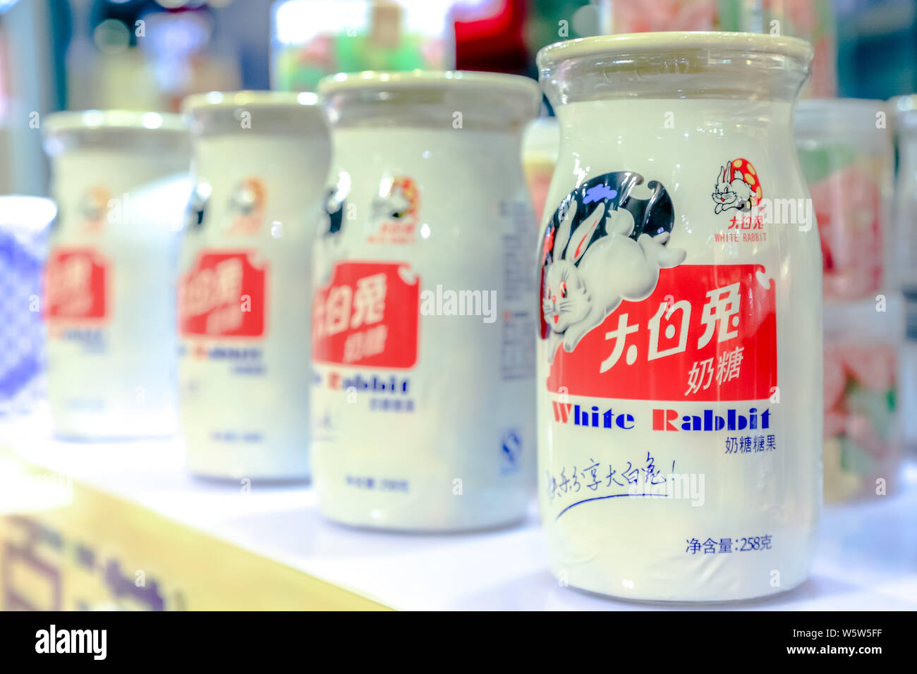 --FILE--coniglio bianco cremoso caramelle sono in vendita presso un negozio in Cina a Shanghai, 17 marzo 2016. La Warner Brothers' Bugs Bunny può facilmente offuscare la sua fe Foto Stock