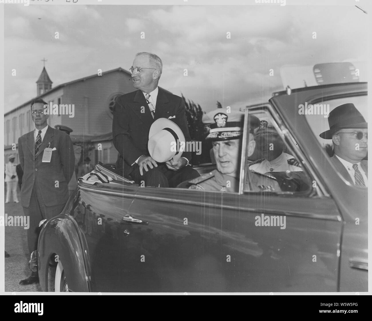 Fotografia del Presidente Truman nella sua automobile durante un giro di ispezione degli Stati Uniti La base navale di Guantánamo Bay a Cuba, l'ascolto di un gruppo di bambini delle scuole cantando il mio paese Tis di te". Foto Stock