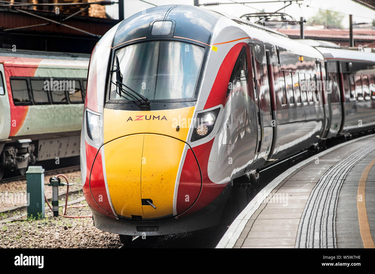 Un nuovo treno di Azuma azionato da LNER a York Stazione ferroviaria nello Yorkshire, come Londra Nord Est della ferrovia nuova Azuma service è avviato. Foto Stock