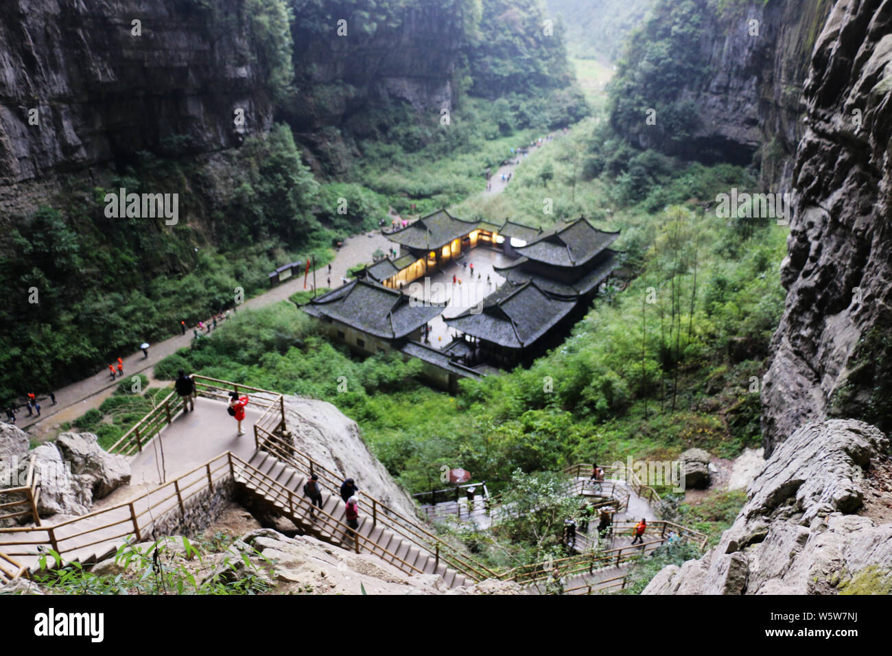 Scenario di tre ponti naturali Geoparco nazionale (Tian Keng San Qiao) in città Xiannushan, Wulong county, Chongqing, la Cina, il 5 dicembre 2018. Thr Foto Stock