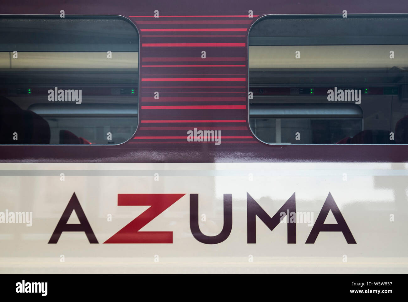 Un nuovo treno di Azuma azionato da LNER a York Stazione ferroviaria nello Yorkshire, come Londra Nord Est della ferrovia nuova Azuma service è avviato. Foto Stock