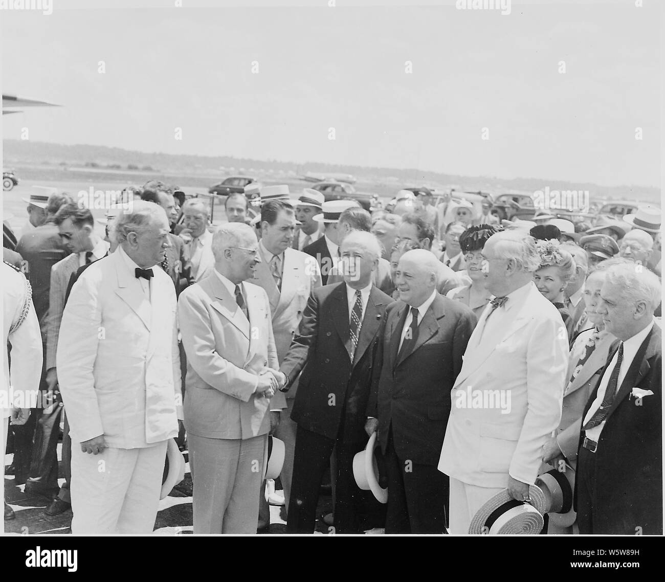 Fotografia del Presidente Truman si stringono la mano con il Segretario di Stato James Byrnes appena prima Byrnes la partenza per la pace a Parigi una conferenza, come altri dignitari a guardare. Foto Stock