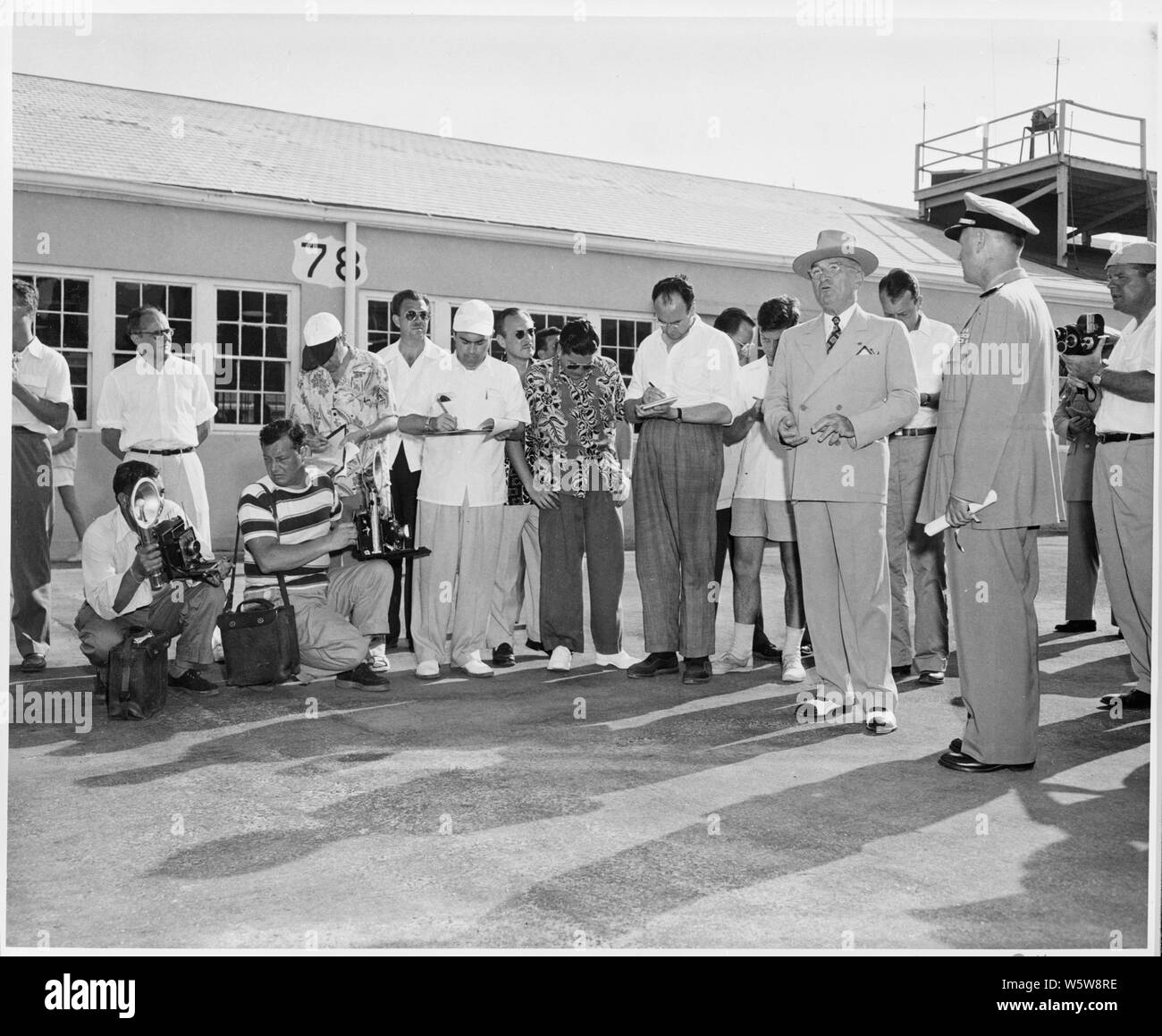 Fotografia del Presidente Truman intervenendo a una cerimonia in onore di Stati Uniti Base Navale a Key West Florida, per il suo eccellente record di sicurezza. Foto Stock