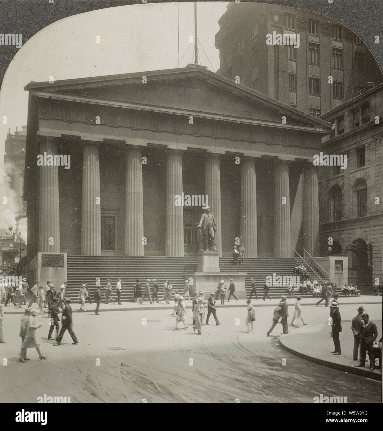 Federal Hall (U.S. Subtreasury, dove Washington divenne presidente) e la Chiesa della Trinità nella città di New York nel 1928. La struttura attuale, completato nel 1842 e uno dei migliori esempi sopravvissuti di architettura neoclassica a New York, è stato costruito come negli Stati Uniti Custom House per il porto di New York. Più tardi si è servita come un sub-edificio del Tesoro. Tuttavia mai denominato 'federale Hall', oggi è gestito dal servizio del Parco Nazionale come un monumento nazionale e indicato il Federal Hall National Memorial per commemorare gli eventi storici che si sono verificati presso la struttura precedente. Foto Stock