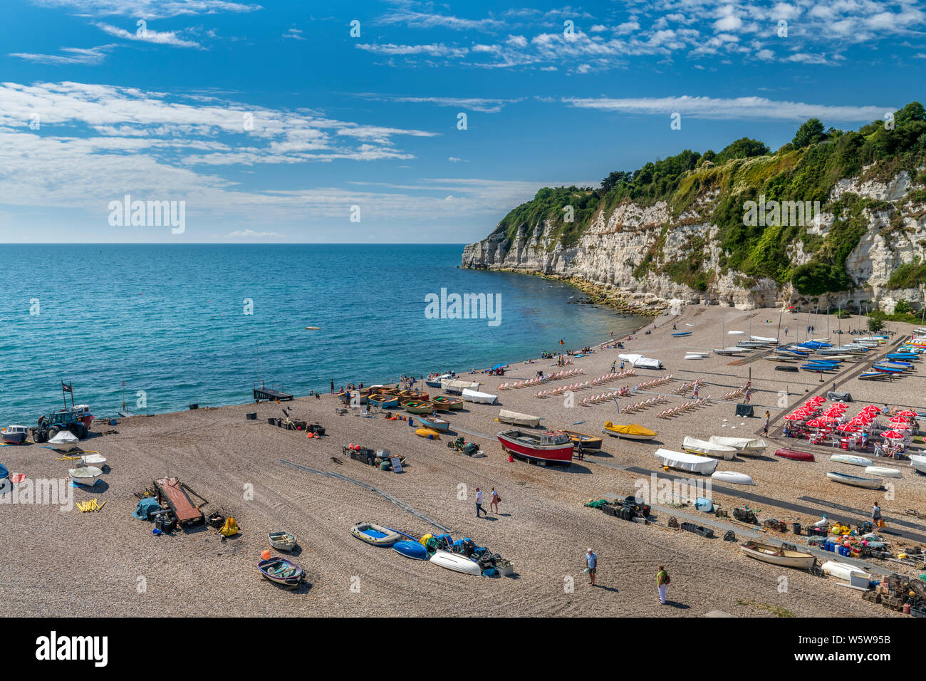 Birra, South East Devon, in Inghilterra. Con il cielo blu e una brezza leggera, la spiaggia del pittoresco villaggio di birra vede un minor numero di vacanzieri si Foto Stock