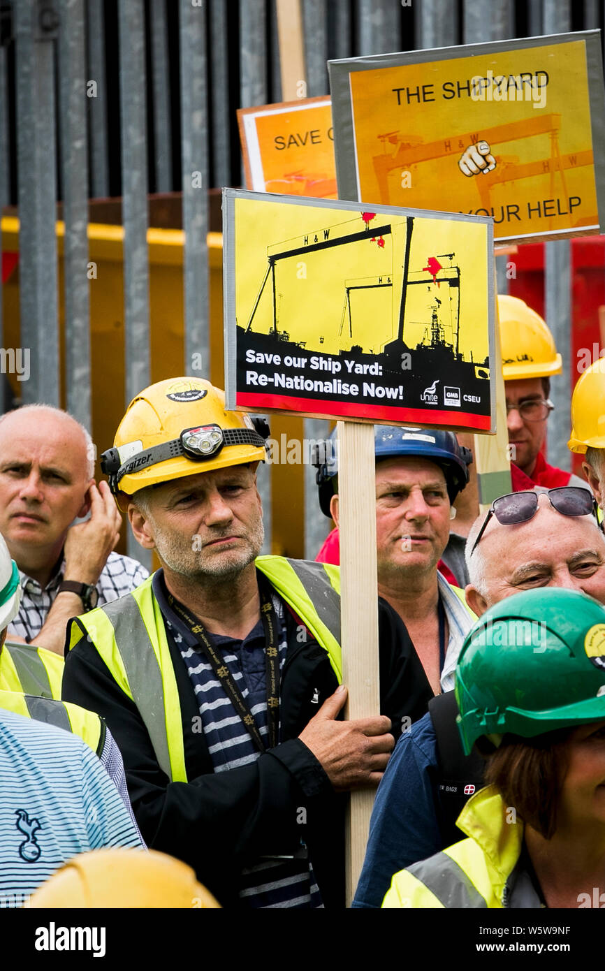 Harland e Wolff lavoratori e sostenitori durante un rally per salvare il cantiere, come un periodo supplementare di cinque giorni è stato reso disponibile per salvare un sotto-minaccia il cantiere di Belfast a seguito del ritardo di una visita da parte degli amministratori. Foto Stock