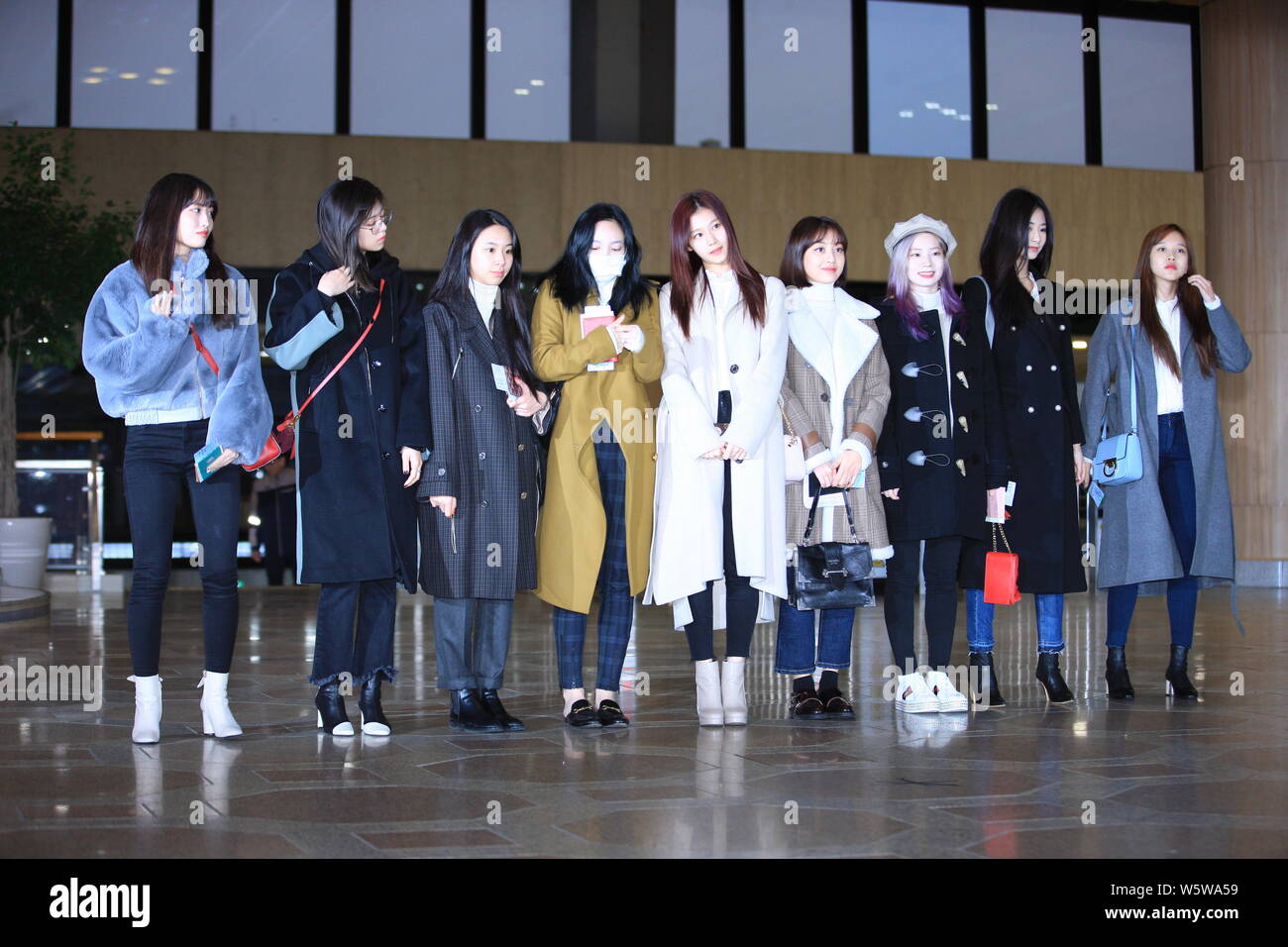Membri del sud coreano ragazza due volte il gruppo arriva al Gimpo International Airport prima della partenza per partecipare al '2018 MAMA FANS' scelta in Giappone' in Foto Stock