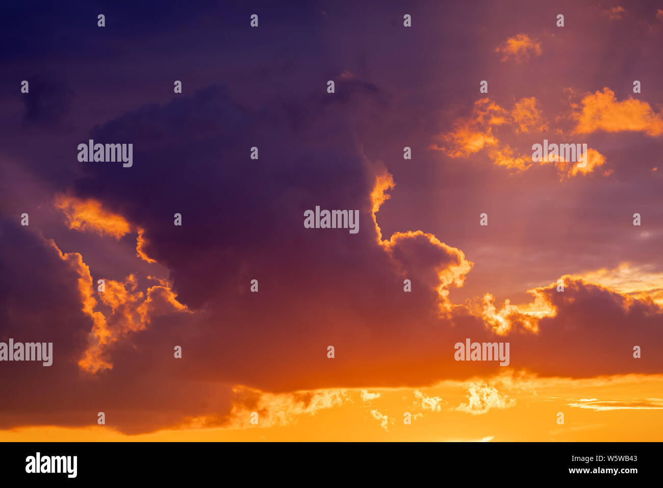 Tramonto spettacolare sky panorama con bruciare le nuvole colorate sullo sfondo. Idilliaco scenario cloudscape all'alba. Maestoso scenario cloud Foto Stock