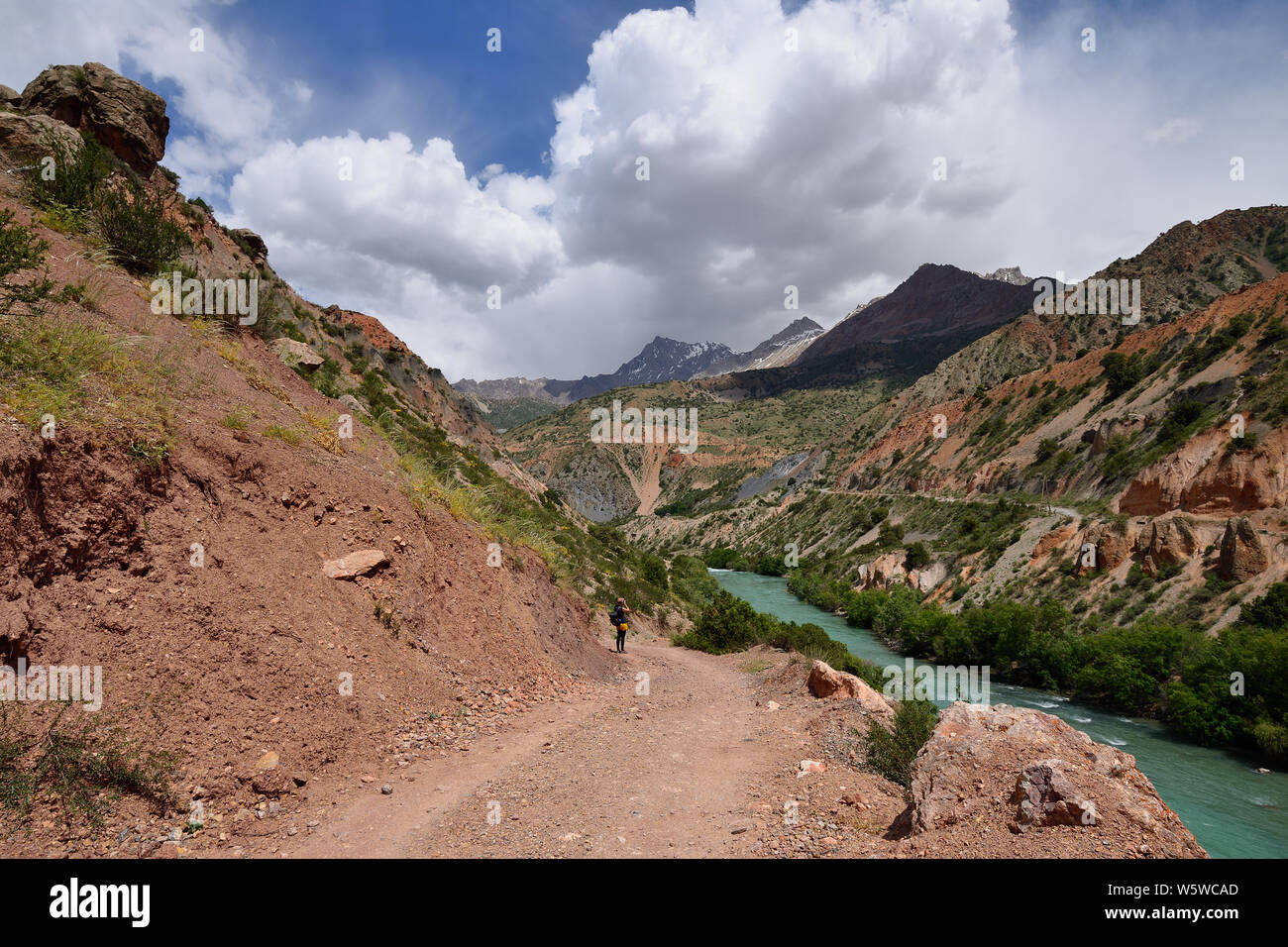 Trekking da Iskander Kul lago della ventola Montagne in Tagikistan, dell'Asia centrale Foto Stock