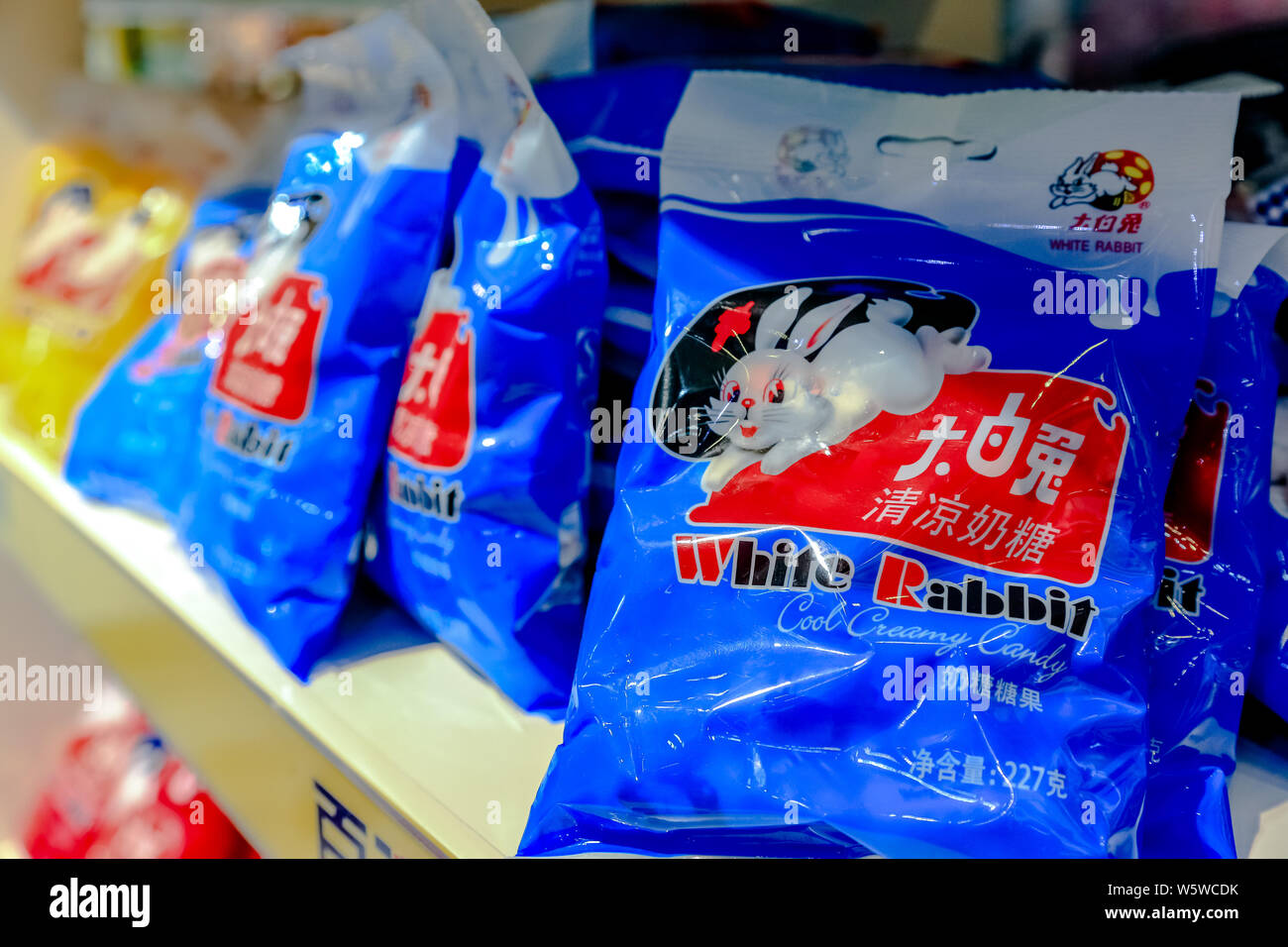 --FILE--coniglio bianco cremoso caramelle sono in vendita presso un negozio in Cina a Shanghai, 17 marzo 2016. La Warner Brothers' Bugs Bunny può facilmente offuscare la sua fe Foto Stock