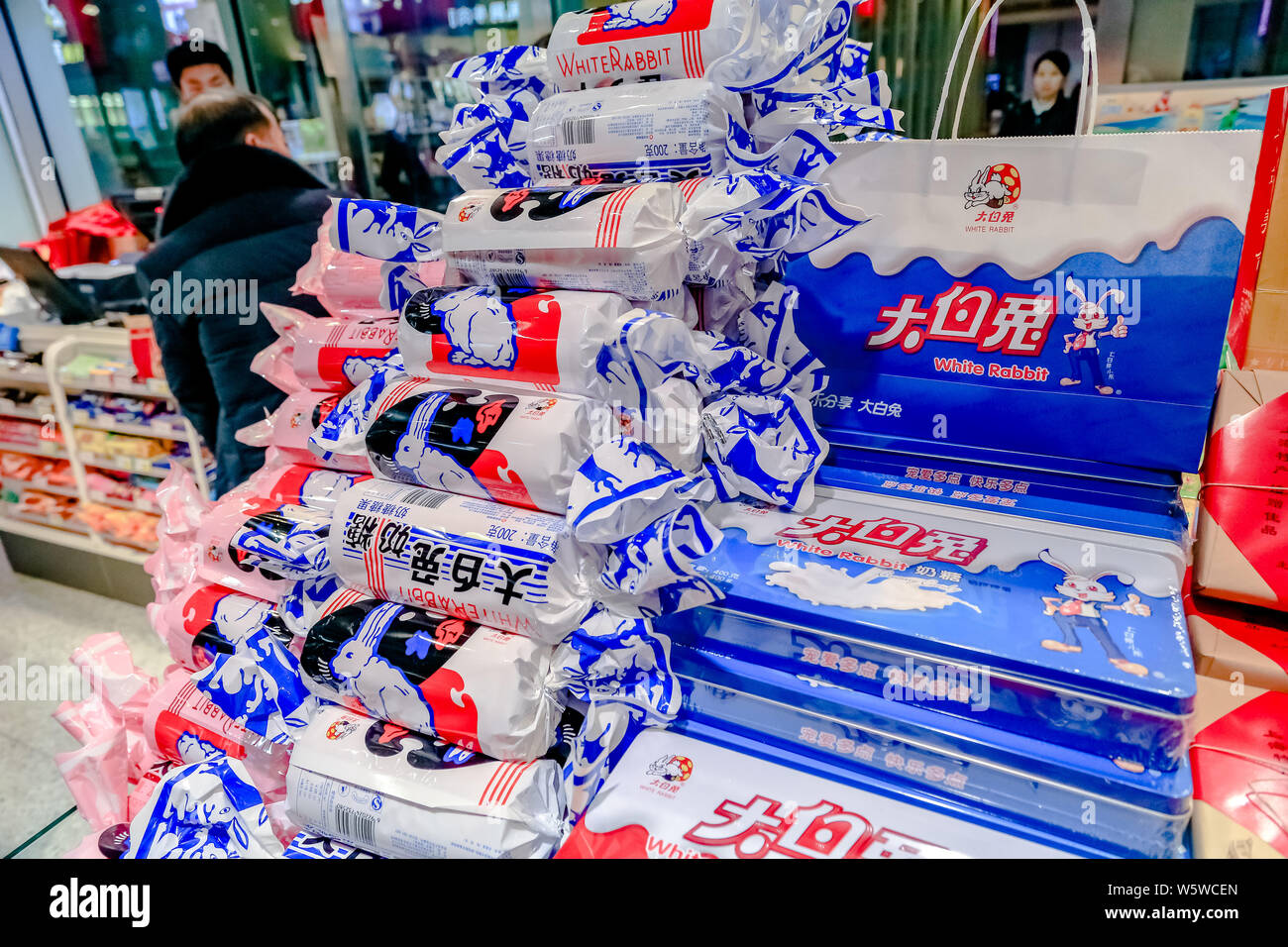 --FILE--coniglio bianco cremoso caramelle sono in vendita presso un negozio in Cina a Shanghai, 17 marzo 2016. La Warner Brothers' Bugs Bunny può facilmente offuscare la sua fe Foto Stock