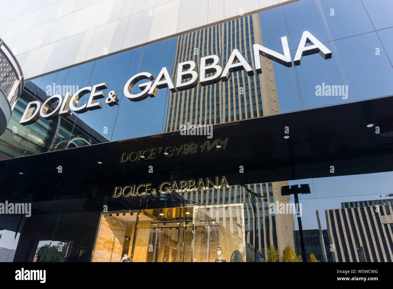 Vista di un negozio boutique di Dolce & Gabbana presso un centro commerciale per lo shopping nella città di Hangzhou, a est della Cina di provincia dello Zhejiang, 16 dicembre 2018. Infine, alcuni andare Foto Stock