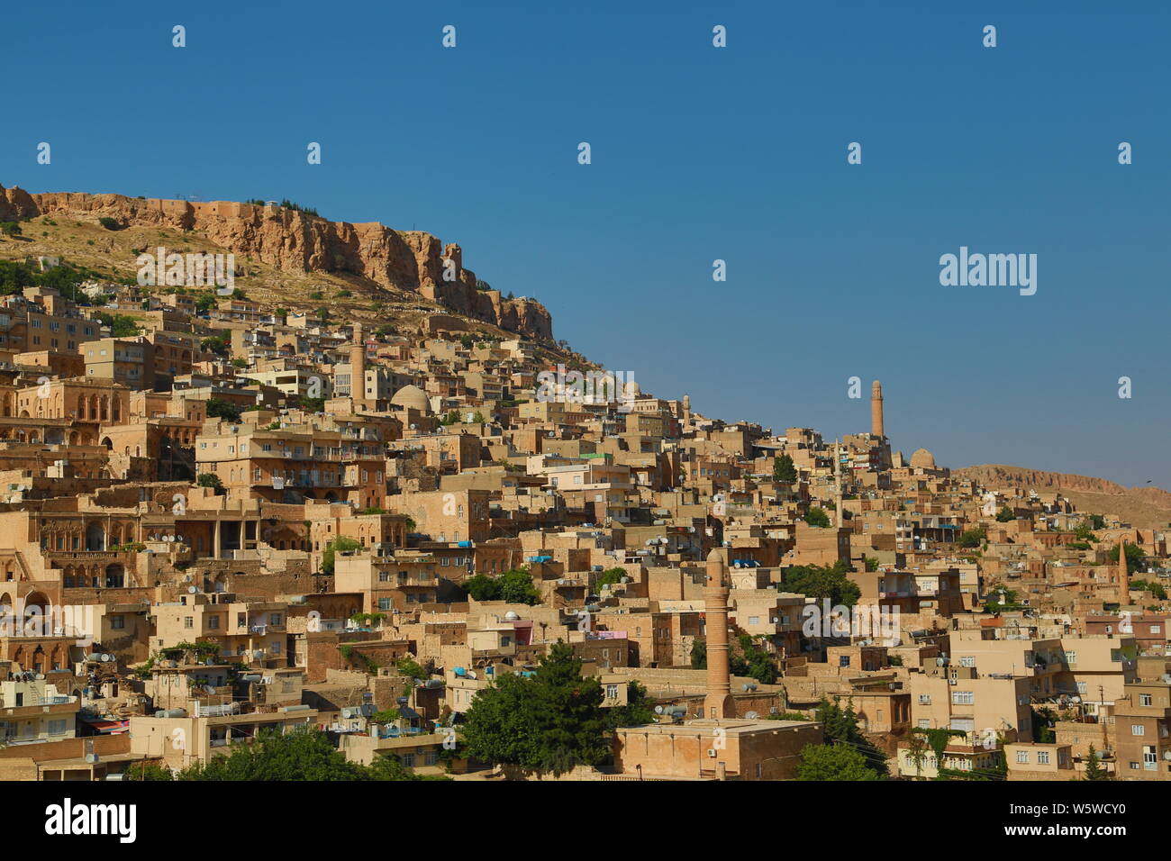 Mardin Turchia, Old Mardin City.Old e nuove case accoccolate su una montagna nel vecchio quartiere della città di Mardin, nella regione orientale dell'Anatolia. Foto Stock