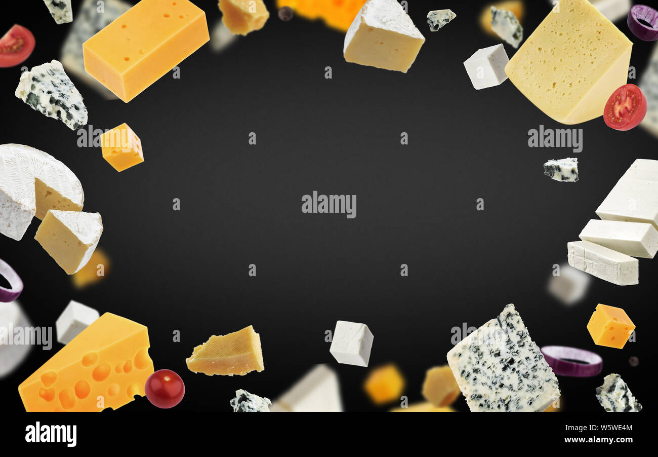 Telaio di formaggio su sfondo nero, diversi tipi di formaggio Foto Stock