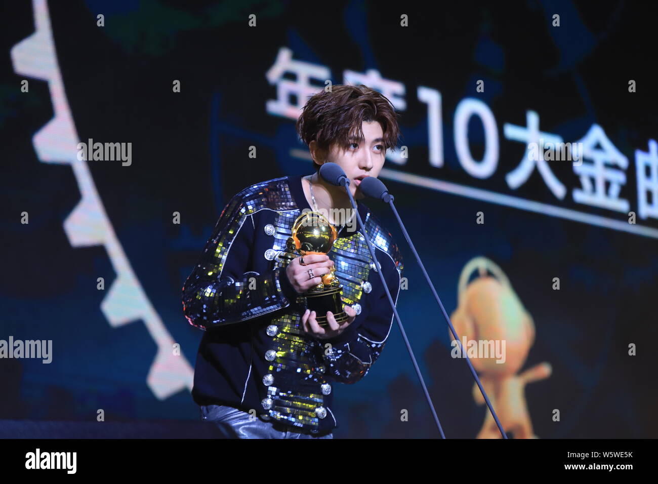 Il cantante e rapper Xukun Cai della Chinese Boy gruppo nove per cento pone con il trofeo per la migliore musica richiamata cantante di vendita' award al dodicesimo Mig Foto Stock