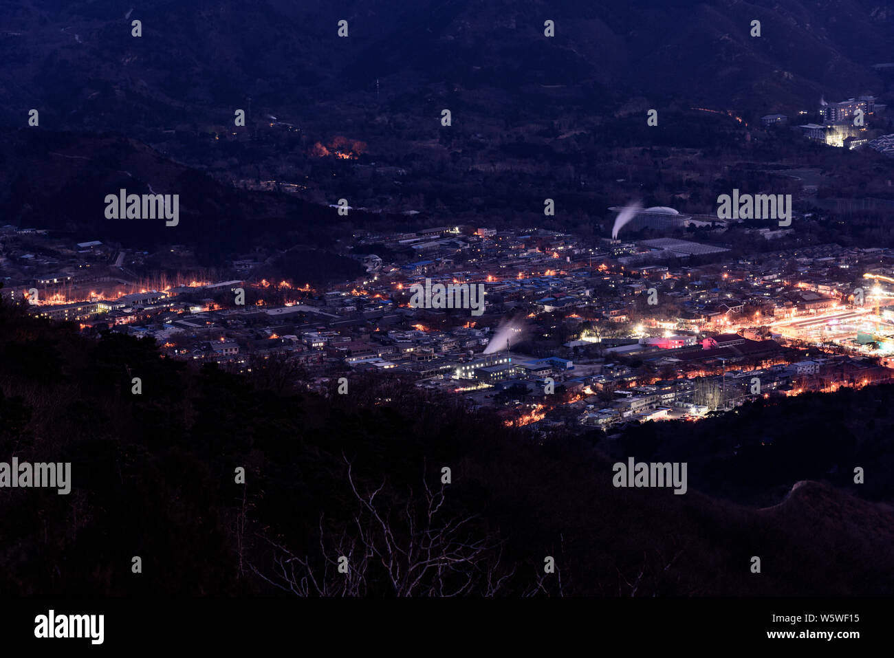 Vista aerea del villaggio Xiangshan utilizzando fonti di energia pulite per il riscaldamento invernale ai piedi delle montagne occidentali nel Distretto Haidian, Beiji Foto Stock