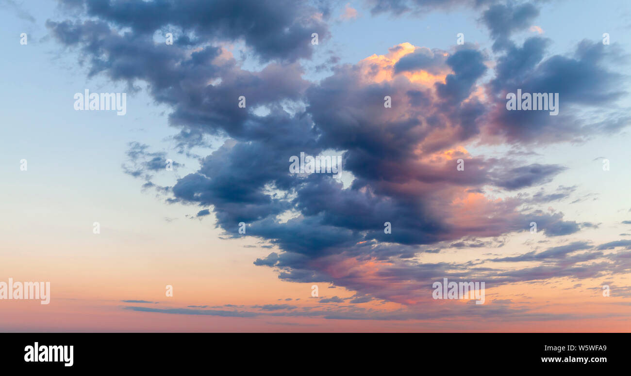 Nuvole nel cielo al tramonto, naturali foto di sfondo Foto Stock