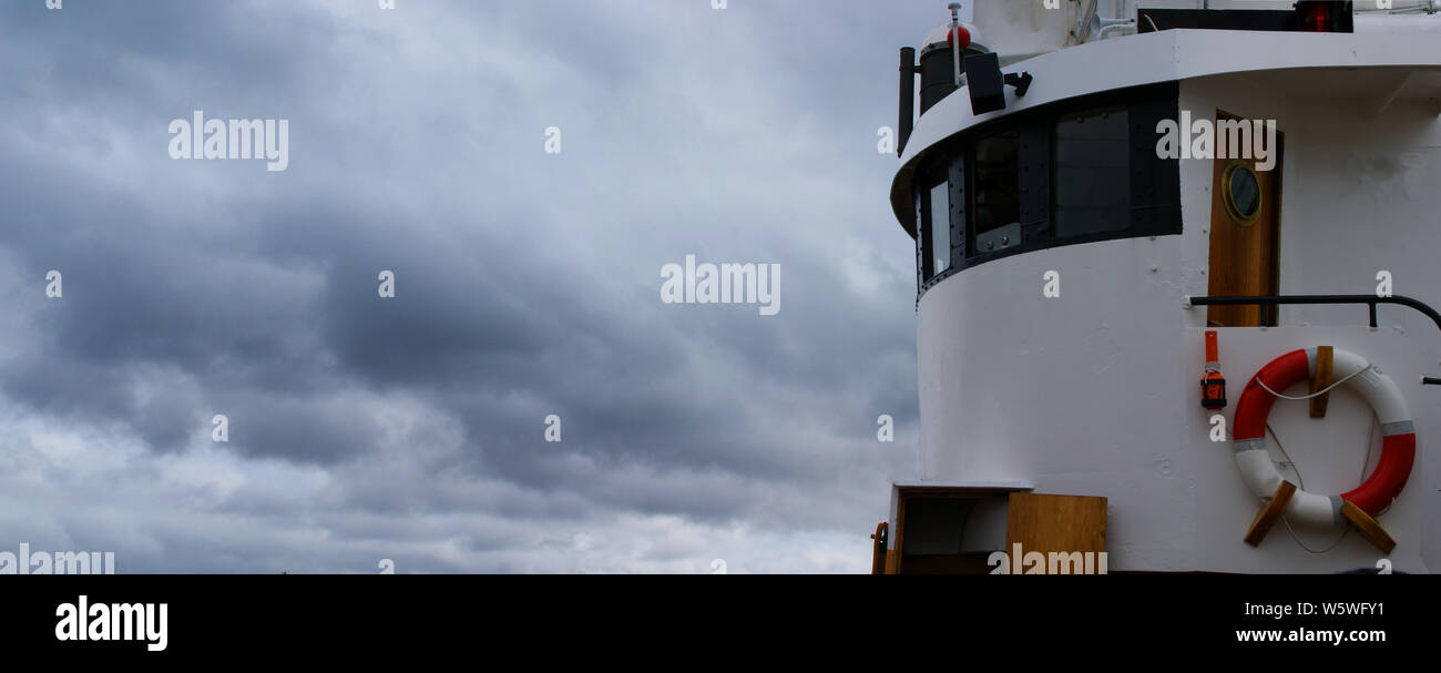 Immagine del ponte di una barca da pesca ancorata in un porto in Islanda in un giorno nuvoloso Foto Stock
