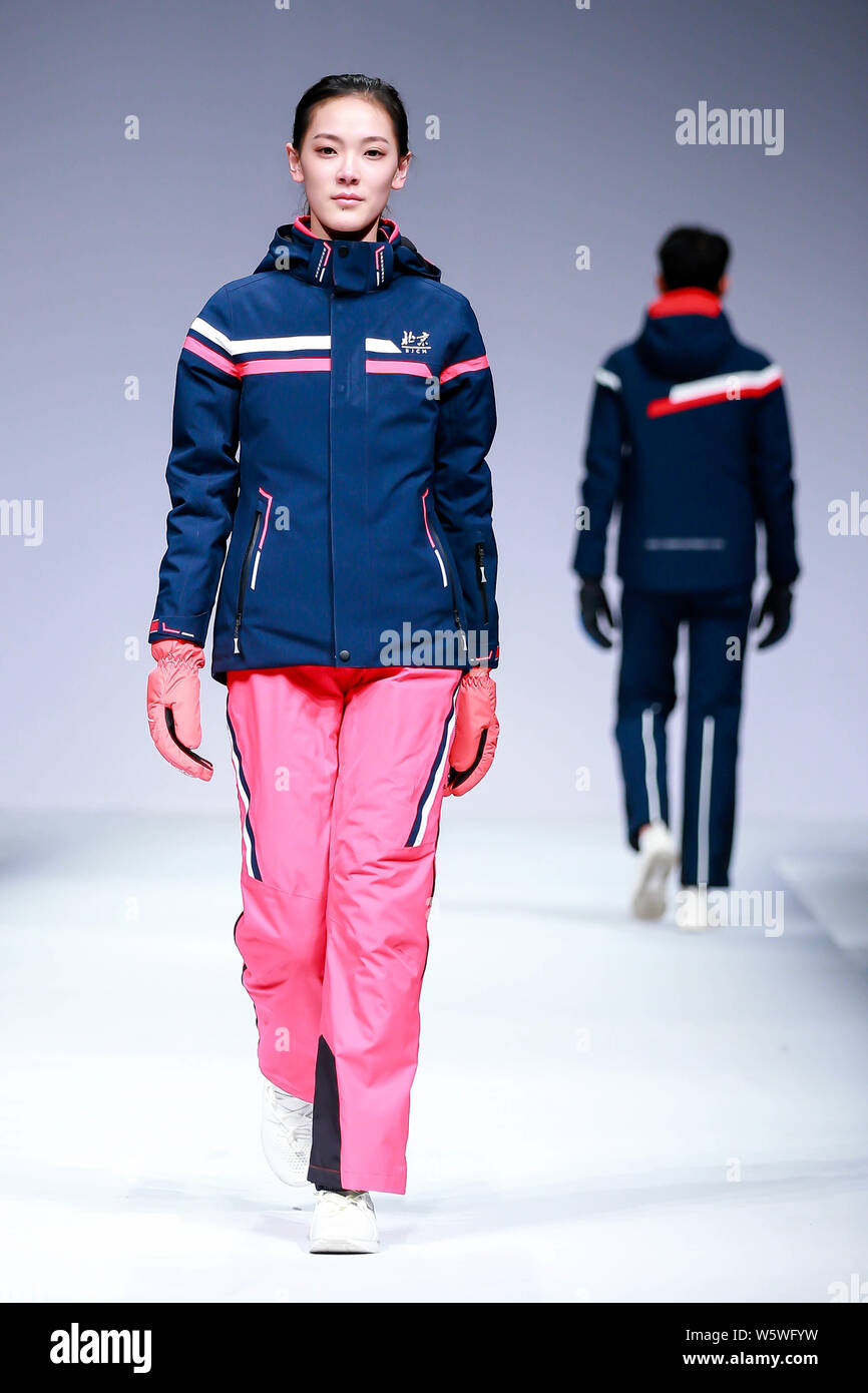 Uno studente presenta una serie di uniformi scolastiche presso il Beijing Institute of Fashion Technology di Pechino, Cina, 2 dicembre 2018. Più di 80 set di scho Foto Stock