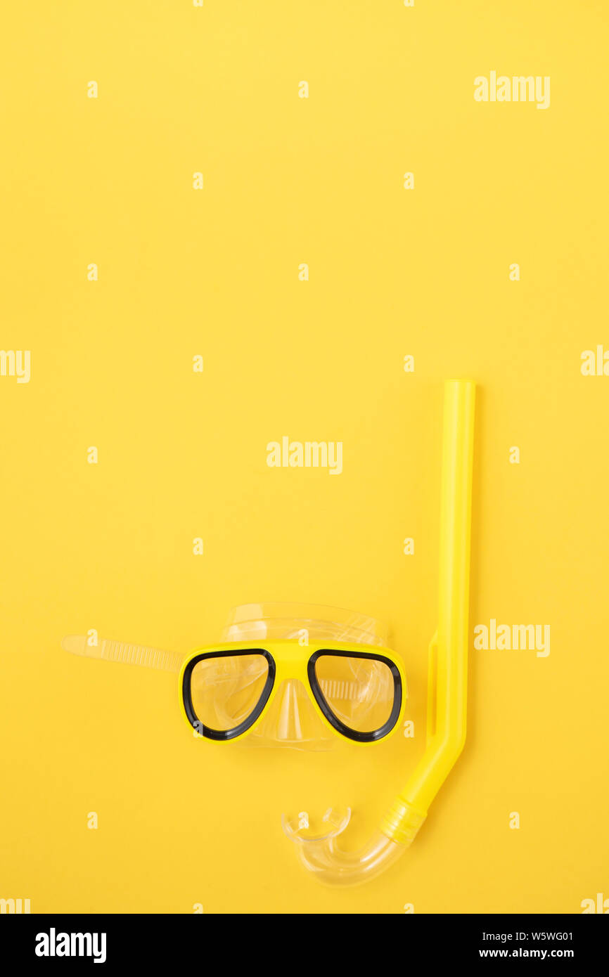 Un giallo di snorkelling e immersioni subacquee maschera su uno sfondo giallo. tettuccio di posa piatto Foto Stock