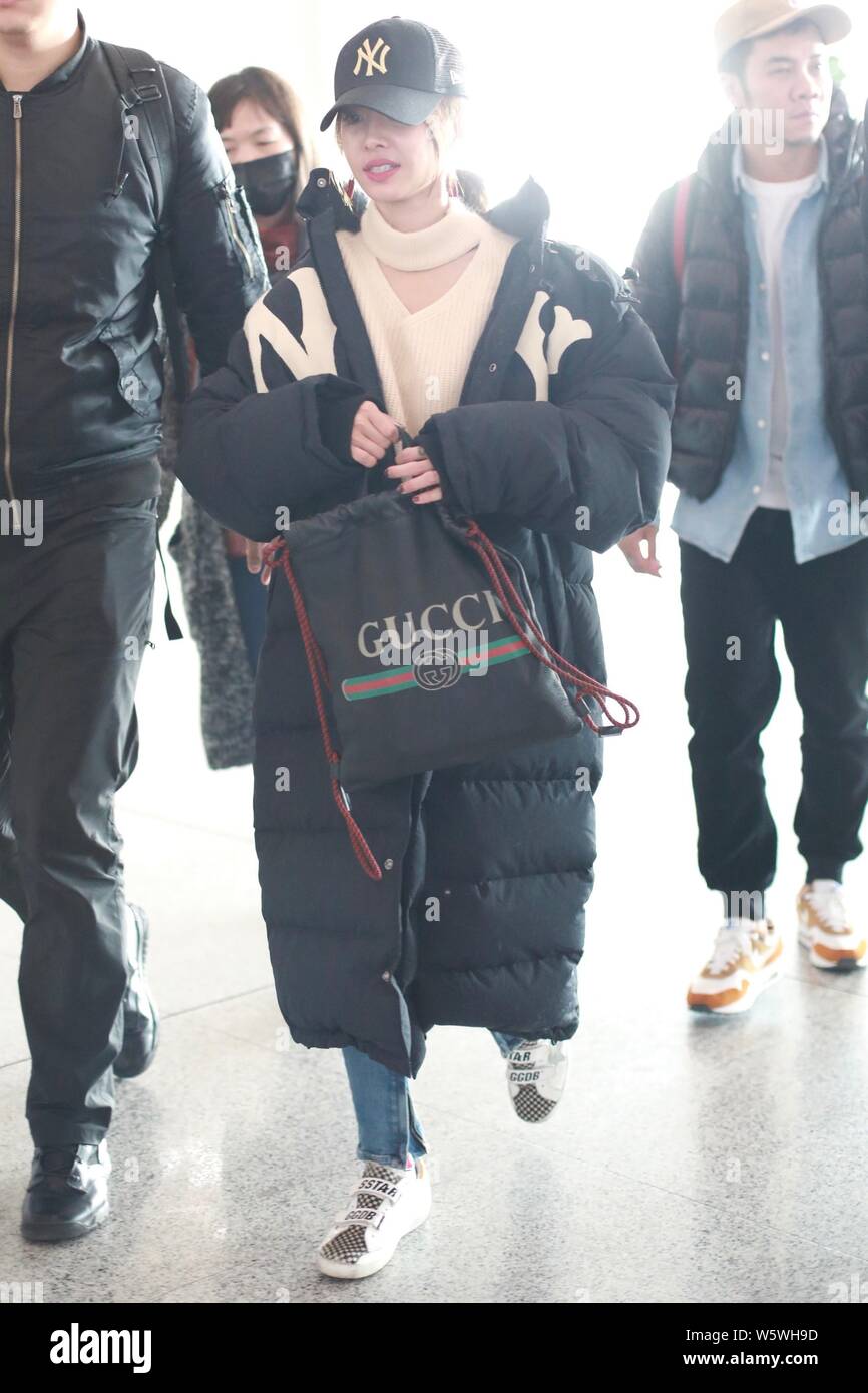 Cantante Taiwanese Jolin Tsai arriva in un aeroporto in Cina a Shanghai, 21 dicembre 2018. Borsetta & Down Coat: Gucci scarpe: GGDB Foto Stock