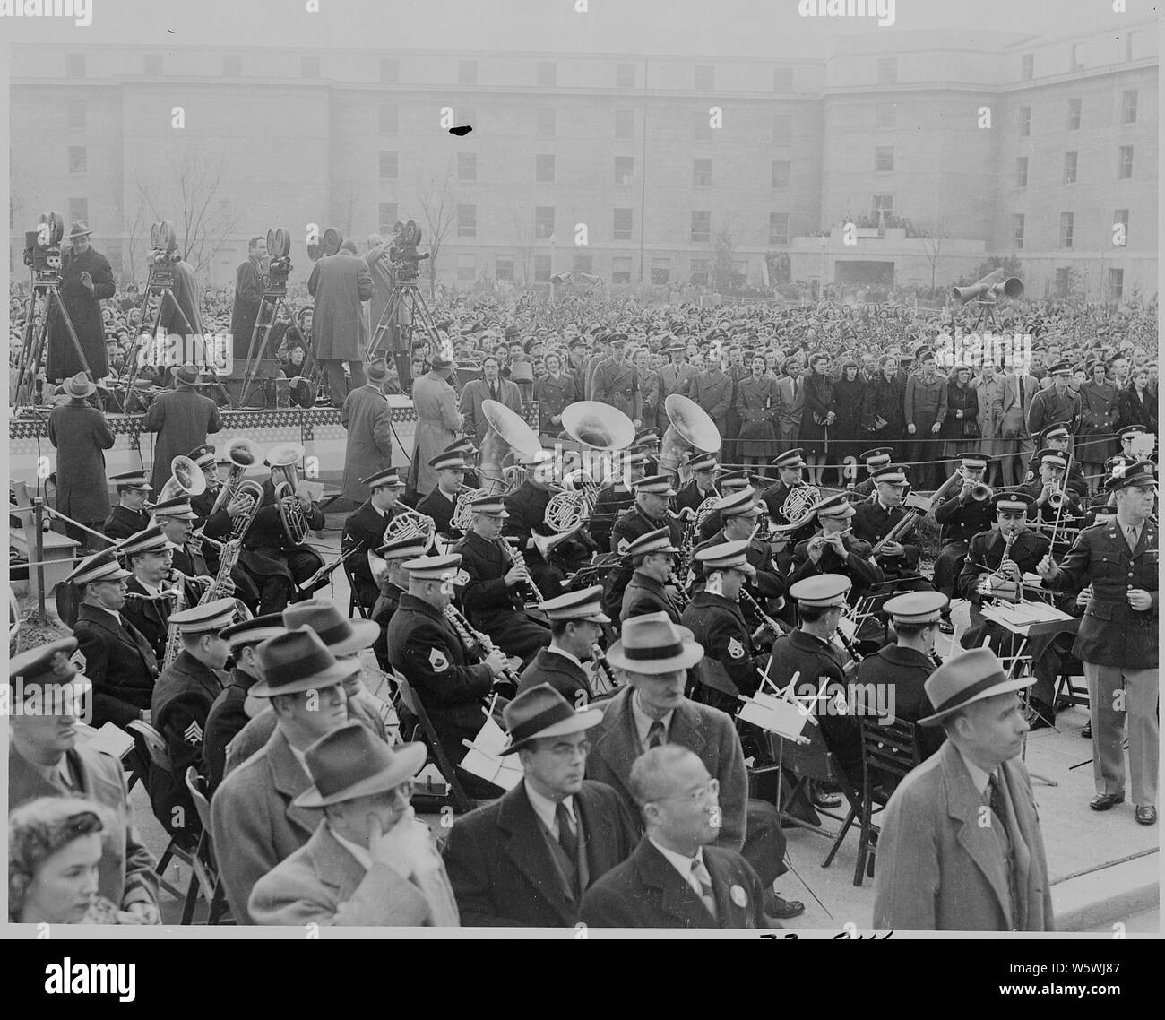 Fotografia di una banda militare e gli spettatori al Pentagono cerimonia per onorare il ritiro Capo di Stato Maggiore dell Esercito, generale George C. Marshall. Foto Stock