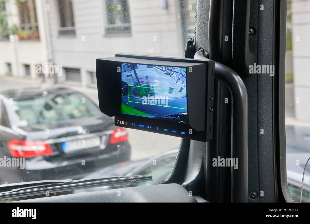 Berlino, Germania. Il 30 luglio, 2019. Il monitor di un carrello di turno procedura guidata mostra una cornice di verde quando le telecamere per esterni non sono la registrazione blind spot motion. Berliner Wasserbetriebe è la presentazione di tre dei suoi 88 camion aggiornati retroattivamente con spegnimento assistenti. Credito: Annette Riedl/dpa/Alamy Live News Foto Stock