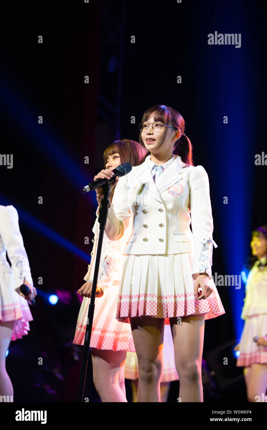 I membri di idolo cinese ragazza gruppo AKB48 Team SH, una sorella ufficiale del gruppo il idol giapponese ragazza gruppo AKB48, eseguire durante il loro debutto premere con Foto Stock