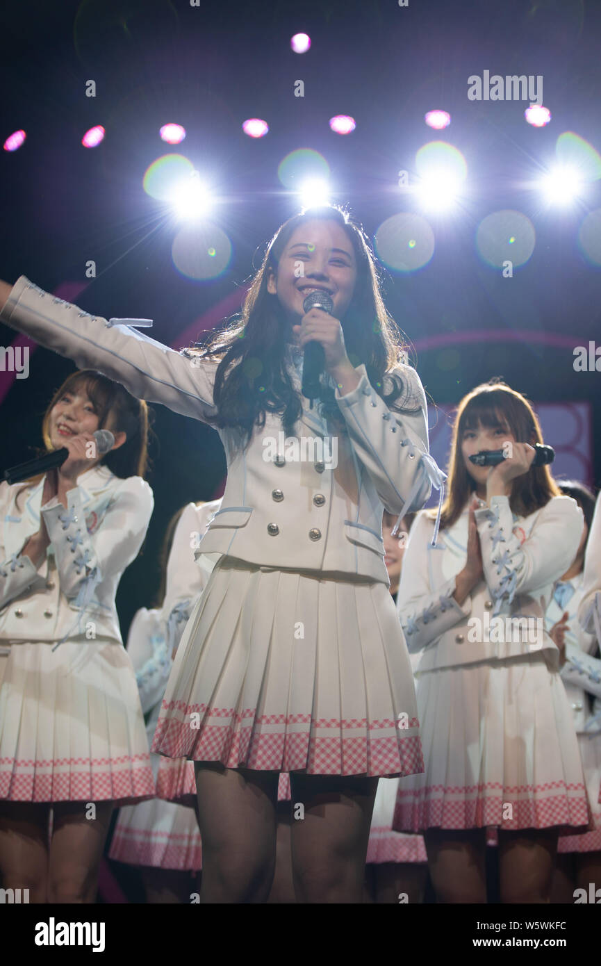 I membri di idolo cinese ragazza gruppo AKB48 Team SH, una sorella ufficiale del gruppo il idol giapponese ragazza gruppo AKB48, eseguire durante il loro debutto premere con Foto Stock