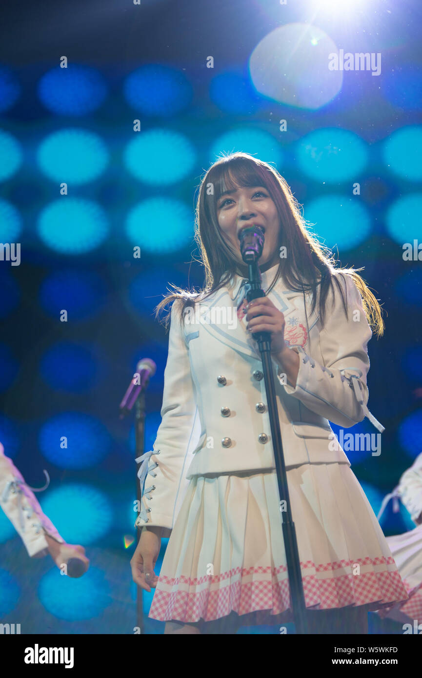 I membri di idolo cinese ragazza gruppo AKB48 Team SH, una sorella ufficiale del gruppo il idol giapponese ragazza gruppo AKB48, eseguire durante il loro debutto premere con Foto Stock