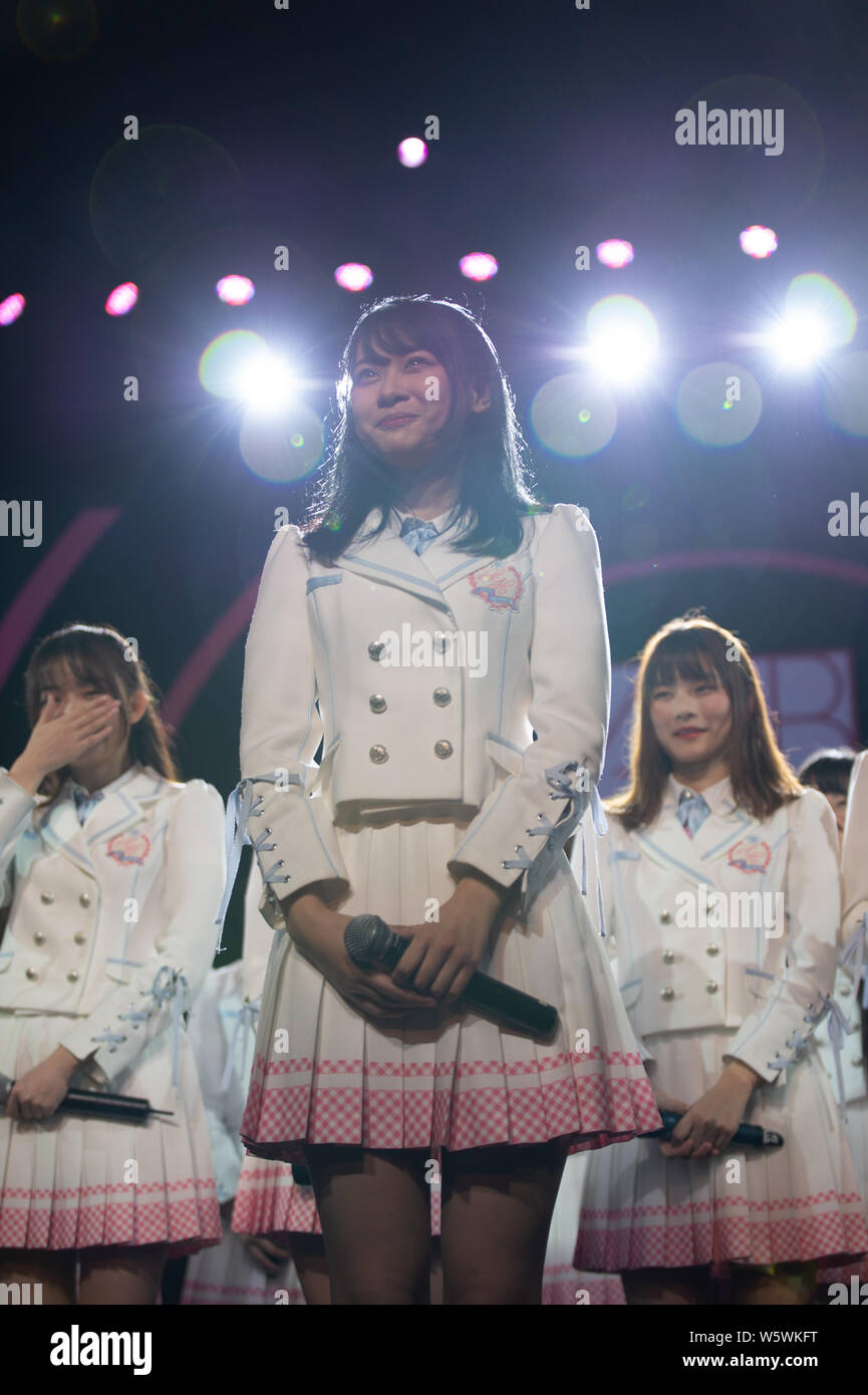 I membri di idolo cinese ragazza gruppo AKB48 Team SH, una sorella ufficiale del gruppo il idol giapponese ragazza gruppo AKB48, eseguire durante il loro debutto premere con Foto Stock